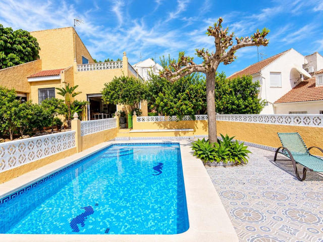 Villa for sale, Ciudad de las comunicaciones, San Miguel de Salinas