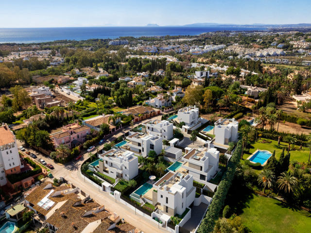 Villas with sea views in Estepona
