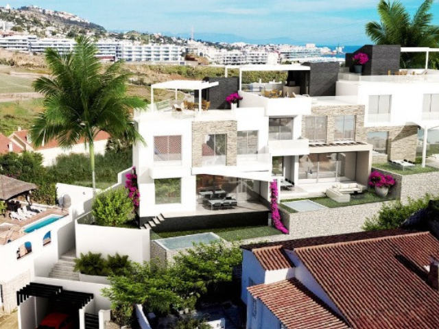 Villas with sea views in Carihuela